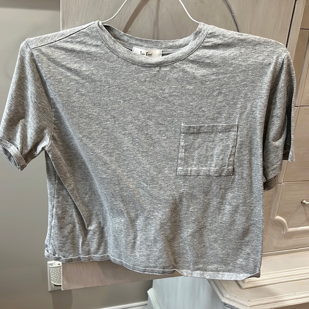 Cropped gray tee!